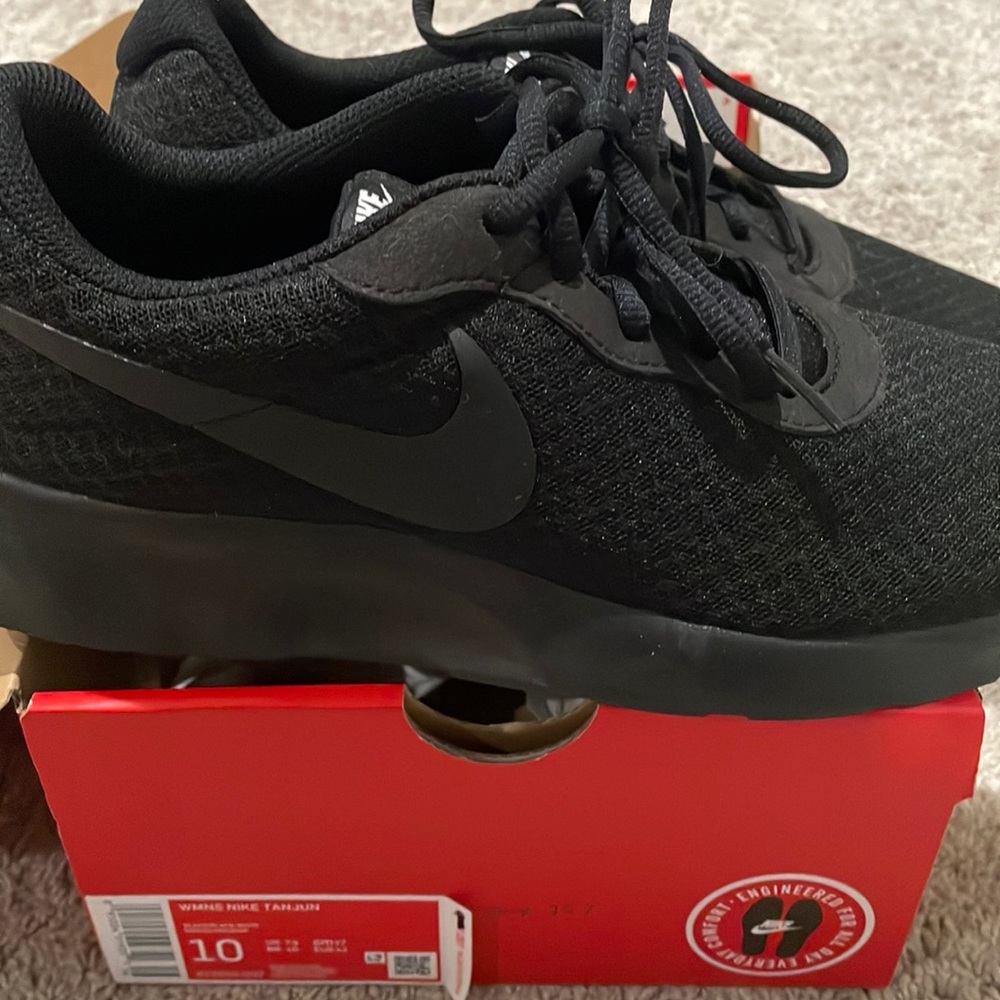 Women’s Black Nike Sneakers Size 10